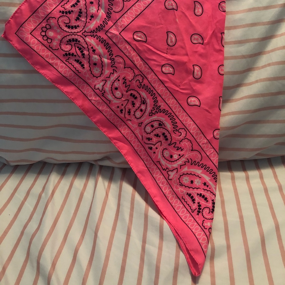 Pink head tie